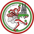 Ein Narr in Rot und Weiß tanzt, umgeben von einer Kirche und Fachwerkhäusern, im Logo eines Karnevalsvereins.