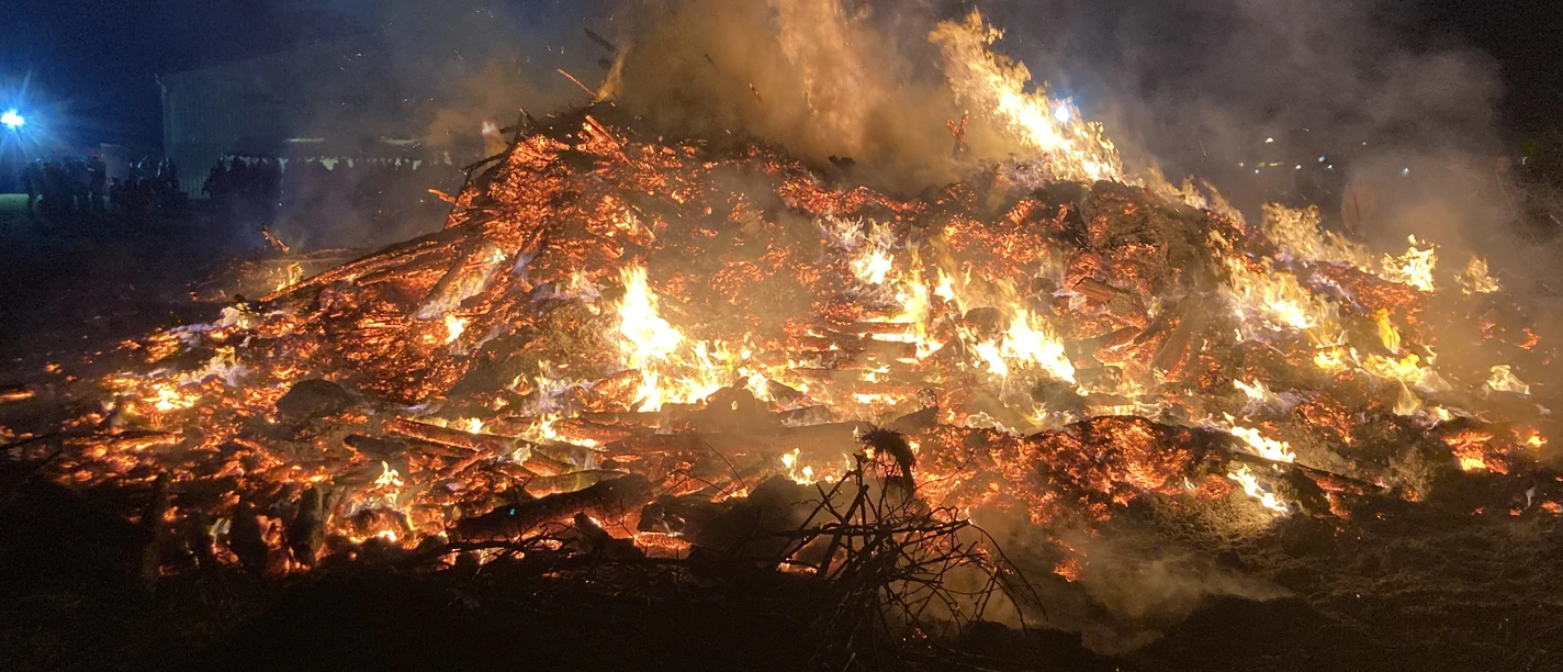 Osterfeuer - Bergenthal Großes Feuer mit brennendem Holzstapel in der Nacht und Rauchentwicklung