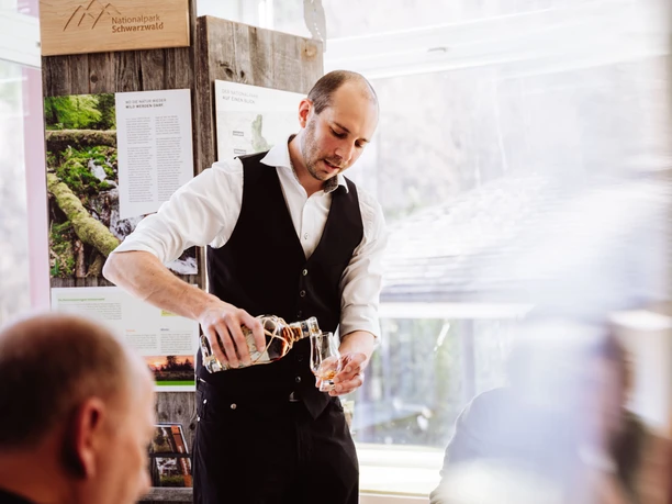 Exklusives Erlebnis Rum Schokolade Degustation Glas Fuellen Exklusives Erlebnis Rum Schokolade Degustation Glas Fuellen