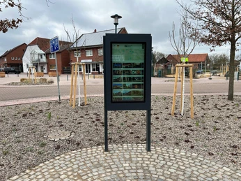 Infoterminal Loccum Infoterminal in Loccum: Interaktive, digitale Informationsquelle in einem gepflasterten, städtischen Umfeld.