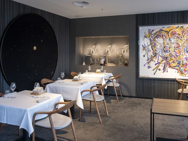 ox&klee Elegant restaurant with modern works of art, stylish tables and comfortable wooden chairs.