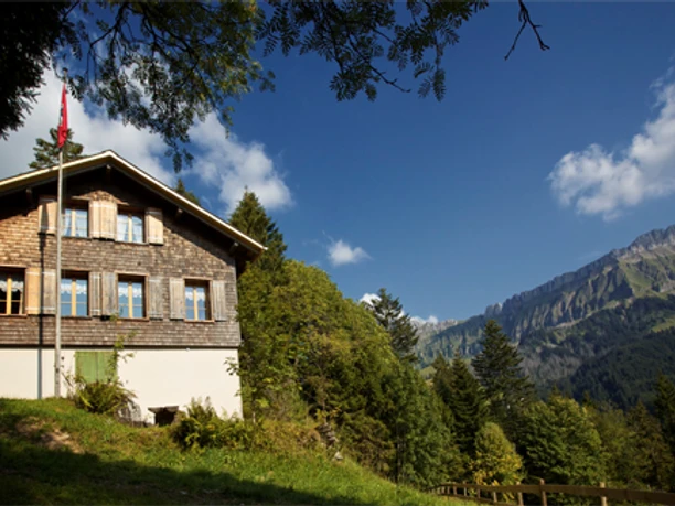 Das Naturfreundehaus mit Blick auf die Schrattenflue