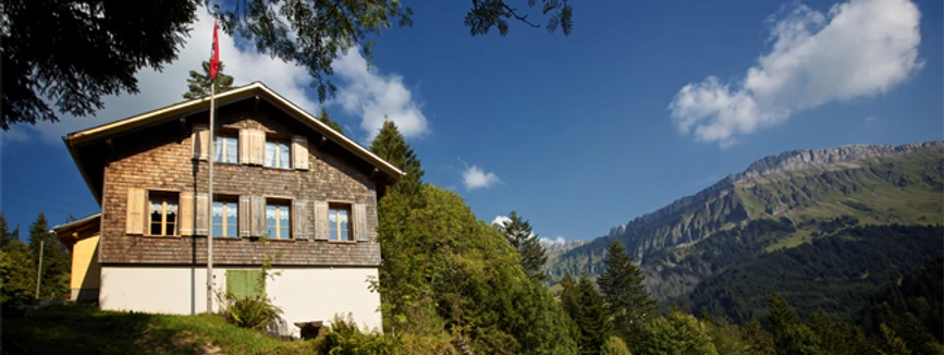 The Naturfreundehaus with a view of the Schrattenflue
