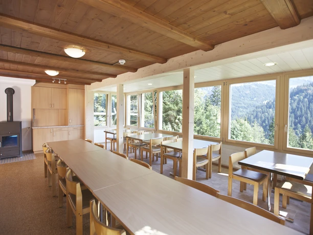 Der schöne und helle Aufenthaltsraum lädt zum Verweilen ein