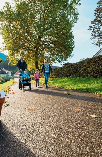 Familie auf dem Erlebnispfad Mara Marienkäfer