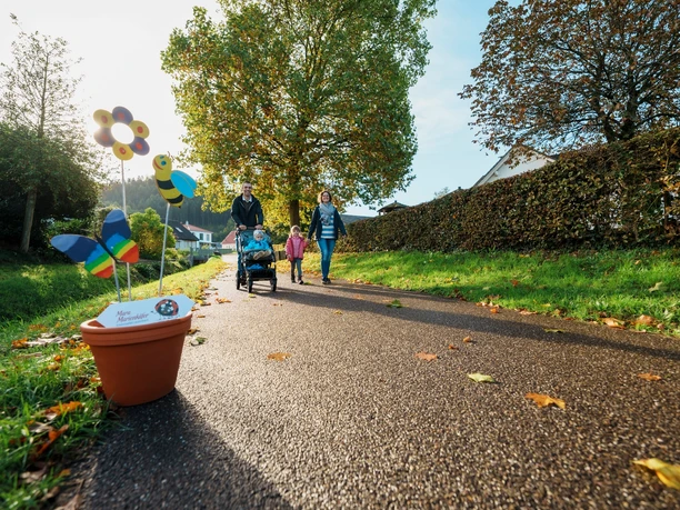 Familie auf dem Erlebnispfad Mara Marienkäfer