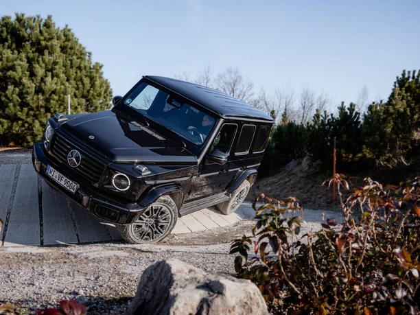 Mercedes-Benz Offroad Parcours The Rock! Schraege Kurve Mercedes-Benz Offroad Parcours The Rock! Schraege Kurve