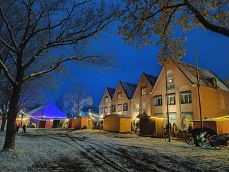 Het gemeentehuis van Tarmstedt met kerstmarkt