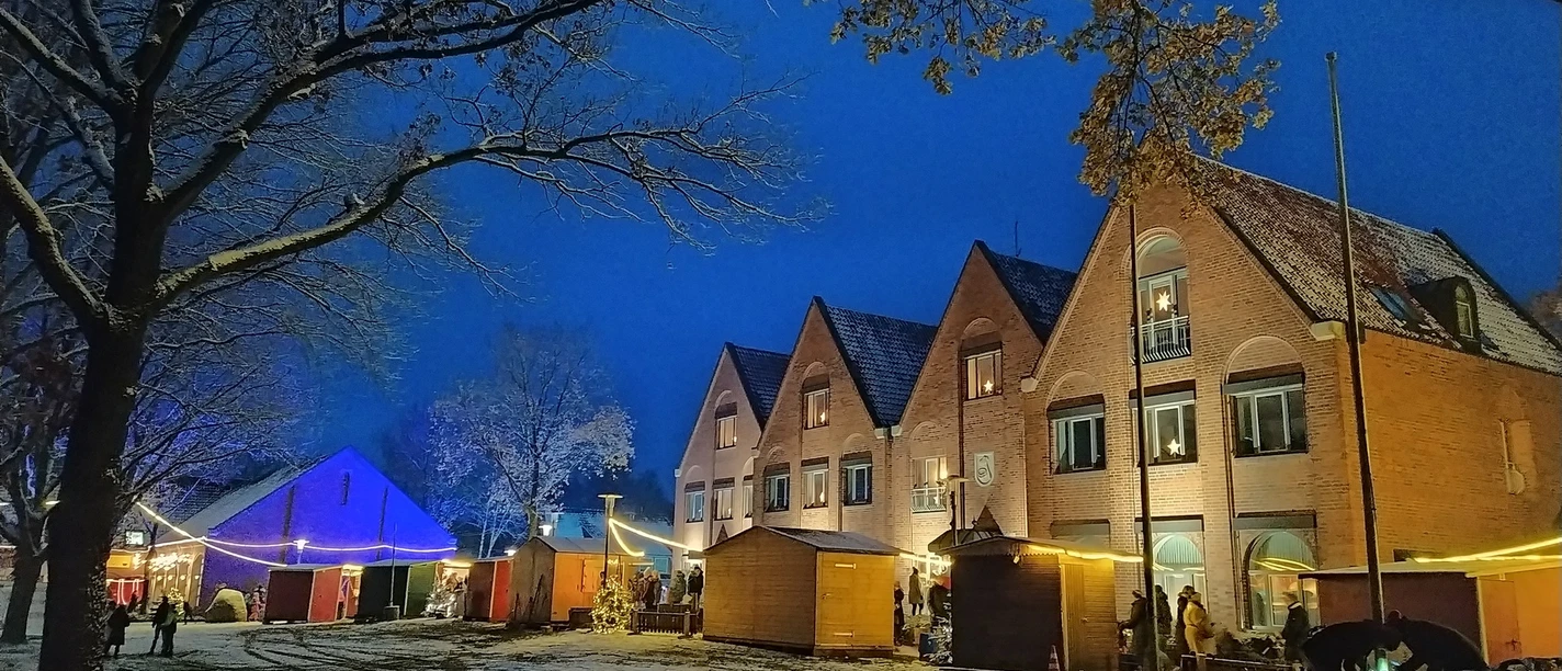 Het gemeentehuis van Tarmstedt met kerstmarkt