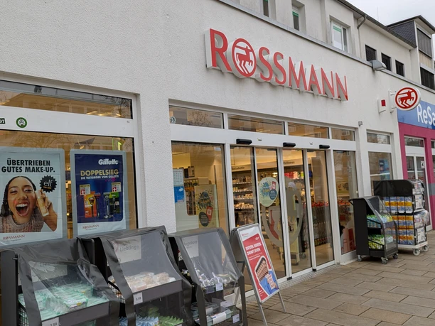 Rossmann Drogerie-Markt - Porschestraße 48 - 38440 Wolfsburg (2).jpg Seitliche Ansicht der ROSSMANN Drogerie-Markt Filiale in der Porschestraße 48