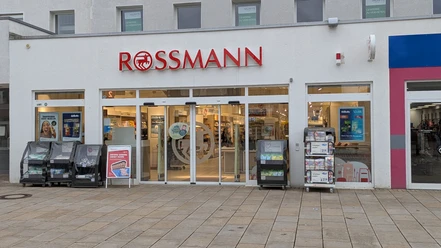 Rossmann Drogerie-Markt - Porschestraße 48 - 38440 Wolfsburg.jpg Außenansicht der ROSSMANN Drogerie-Markt Filiale in der Porschestraße 48