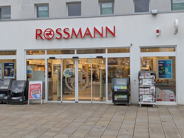 Rossmann Drogerie-Markt - Porschestraße 48 - 38440 Wolfsburg.jpg Außenansicht der ROSSMANN Drogerie-Markt Filiale in der Porschestraße 48