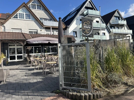 Eisdiele La Luna Delbrück Eisdiele La Luna in einem modernen Gebäude mit Außensitzbereich und angeschlossenen Terrassen.
