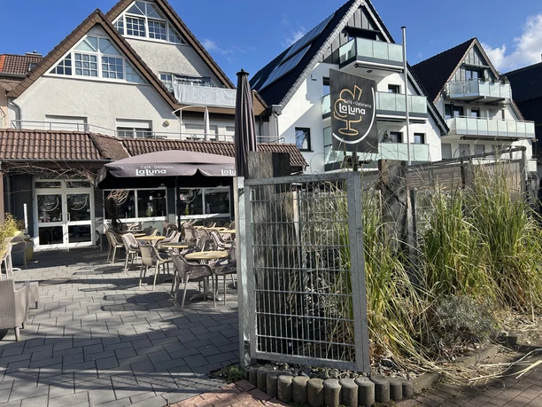 Eisdiele La Luna Delbrück Eisdiele La Luna in einem modernen Gebäude mit Außensitzbereich und angeschlossenen Terrassen.