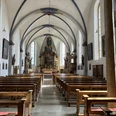 Innenansicht der Katholischen Kirche St. Johannes Baptist Beverungen Kirchenschiff mit Holzbänken, Altar und Kanzel in der katholischen Kirche St. Johannes Baptist.