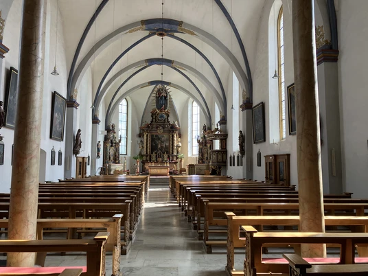 Innenansicht der Katholischen Kirche St. Johannes Baptist Beverungen Kirchenschiff mit Holzbänken, Altar und Kanzel in der katholischen Kirche St. Johannes Baptist.