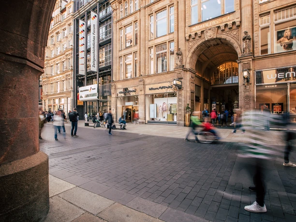 Grimmaische Straße Leipzig - Sehenswürdigkeiten in Leipzig Blick auf die Mädler-Passage und das Zeitgeschichtliche Forum Leipzig links daneben, in dem sich sich ein Museum befindet, Bildung, Kultureinrichtung