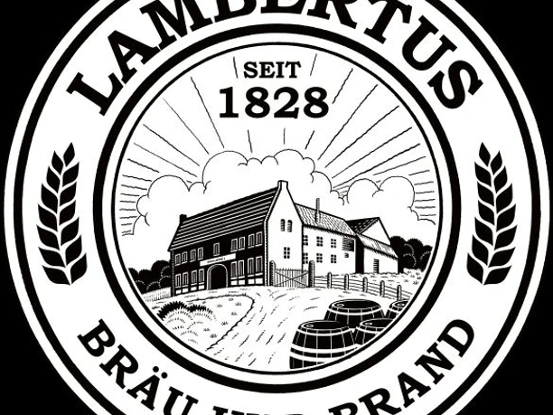 2023_Lambertus Logo-weiß.jpg Logo in Weiß auf schwarzem Hintergrund, das eine Brauerei mit Fässern und dem Schriftzug "Lambertus Bräu und Brand, Seit 1828" darstellt.
