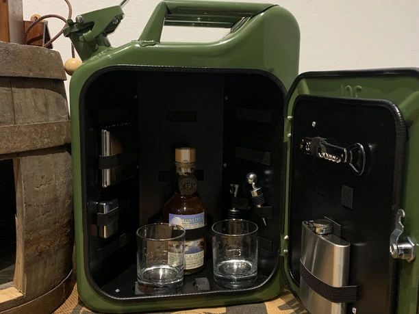 Lambertus Bräu & Brand 6.JPG Tresor in Form eines Benzinkanisters, in dem eine Flasche, zwei Gläser und ein Flachmann stehen.