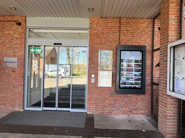 The entrance to the registry office in Heemsen is equipped with a digital information terminal.