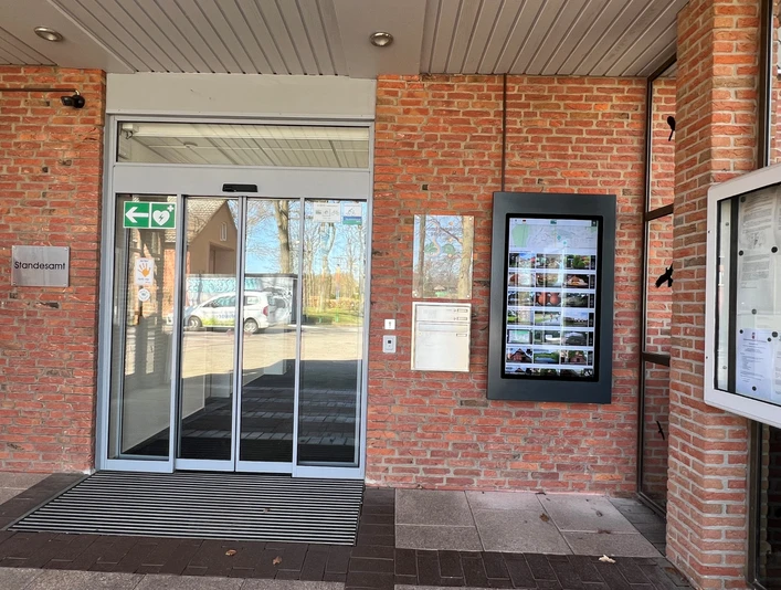 Infoterminal Heemsen Der Eingang des Standesamtes in Heemsen ist mit einem digitalen Infoterminal ausgestattet.
