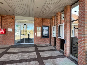 Infoterminal Heemsen Modernes Infoterminal in Heemsen mit übersichtlichen Tafeln und verglaster Eingangstür.