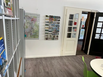 Tourist-Information Nienburg Ein heller, einladender Raum in der Tourist-Information Nienburg, mit Regalen voller Broschüren und Karten.A bright, inviting room in the Nienburg Tourist Information Office, with shelves full of brochures and maps.Et lyst, indbydende rum i Nienburgs turistinformation med hylder fulde af brochurer og kort.Een lichte, uitnodigende kamer in het Nienburg Tourist Information Centre, met planken vol brochures en kaarten.