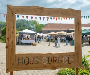 Bürgeler Hofmarkt Haus Bürgel Der Bürgeler Hofmarkt in Haus Bürgel bietet Stände, Besucher und eine hölzerne Umschlossumsicht.