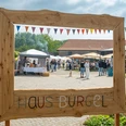 Bürgeler Hofmarkt Haus Bürgel Der Bürgeler Hofmarkt in Haus Bürgel bietet Stände, Besucher und eine hölzerne Umschlossumsicht.