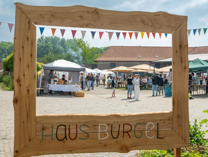 Bürgeler Hofmarkt Haus Bürgel Der Bürgeler Hofmarkt in Haus Bürgel bietet Stände, Besucher und eine hölzerne Umschlossumsicht.
