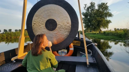 Gongflussfahrt Elisabeth Dierlich auf Torfkahn mit Gong