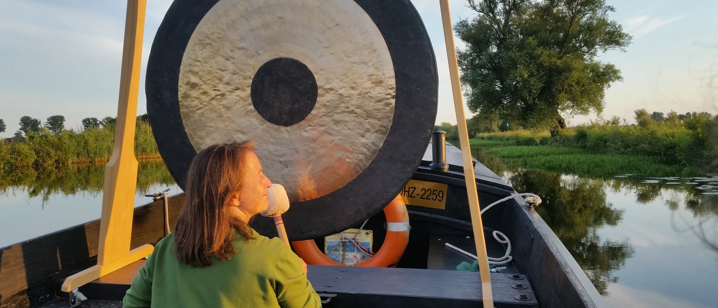 Gongflussfahrt Elisabeth Dierlich auf Torfkahn mit Gong