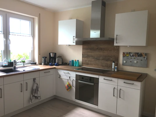 Ferienwohnung Kodalle_Küche.jpeg Die moderne Küche der Ferienwohnung bietet helle Einbaumöbel, Elektroherd, Spüle und vollen Komfort.