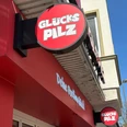 Herford-Glückspils-Pro Herford GmbH (51).jpeg Ein rotes Ladenschild mit "Glückspilz" in weißer Schrift ziert die Außenfassade eines Gebäudes.