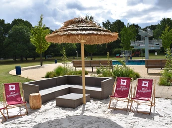 Freibad-Raffteich.JPG Strandfläche am 50m-BeckenBeach area at the 50m poolStrandområde ved den 50 meter lange poolStrandgedeelte bij het 50m zwembad