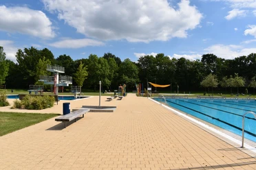 Sprung- und Schwimmbecken Uitzicht op de duik- en zwembaden