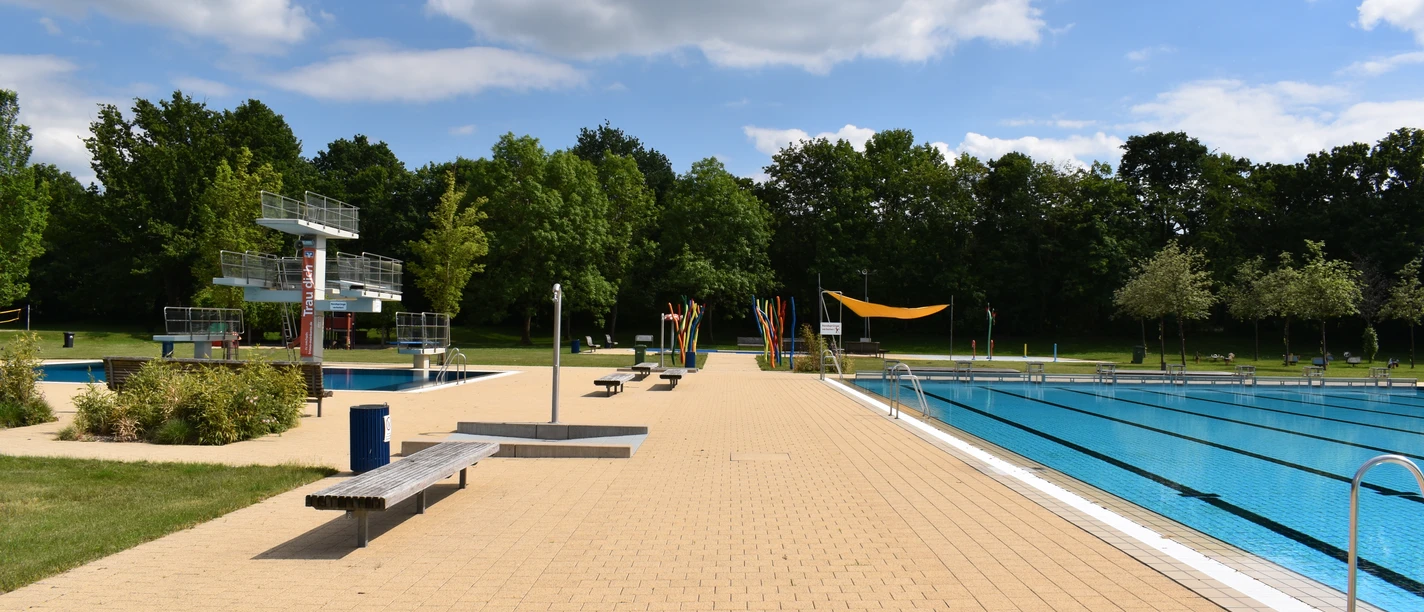 Sprung- und Schwimmbecken Udsigt over dykker- og svømmebassiner