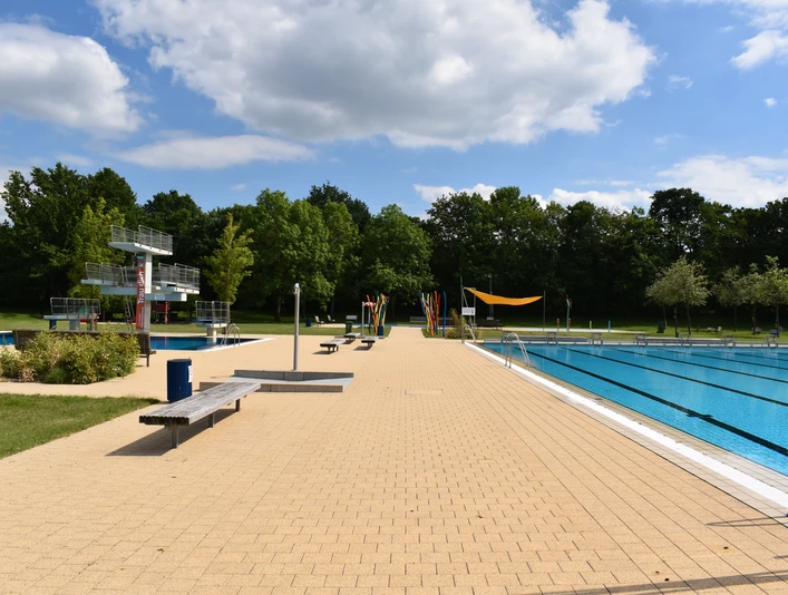 Sprung- und Schwimmbecken Blick auf Sprung- und SchwimmbeckenView of the diving and swimming poolsUdsigt over dykker- og svømmebassinerUitzicht op de duik- en zwembaden