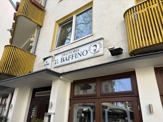 Herford-Trattoria il Baffino-Pro Herford GmbH (76).jpeg Gelbes, mehrstöckiges Gebäude mit dem Schild der Trattoria "Il Baffino" und großen Fenstern.