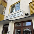 Herford-Trattoria il Baffino-Pro Herford GmbH (76).jpeg Gelbes, mehrstöckiges Gebäude mit dem Schild der Trattoria "Il Baffino" und großen Fenstern.