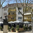 Herford-Trattoria il Baffino-Pro Herford GmbH (80).jpeg Außenbereich des Restaurants Trattoria il Baffino in Herford mit Sitzplätzen und umliegender Bebauung.