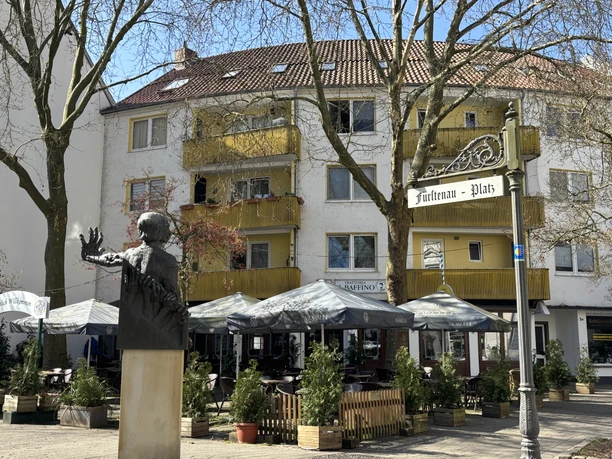 Herford-Trattoria il Baffino-Pro Herford GmbH (80).jpeg Außenbereich des Restaurants Trattoria il Baffino in Herford mit Sitzplätzen und umliegender Bebauung.