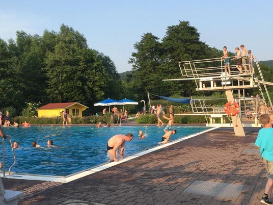 Erlebnisbad Habichtswald mit Spungturm