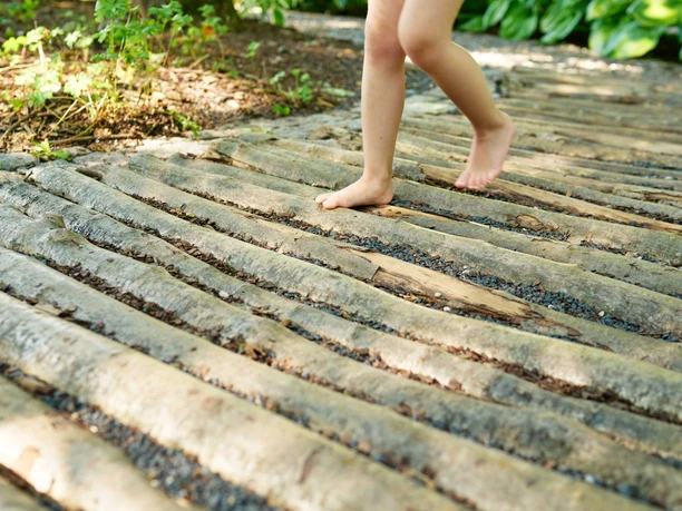 Barfußpfad_Kurpark_Kinderfüße_August_Sommer_(c)-Stadt-Bad-Gandersheim-Marco-Uphaus.jpg