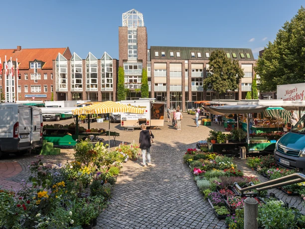 Wochenmarkt vor dem Rathaus Wochenmarkt vor dem Rathaus