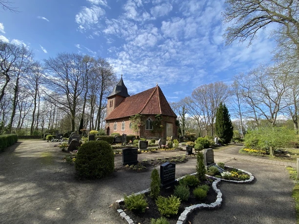 Seitenanssicht der Christopherus Kirche in Oese