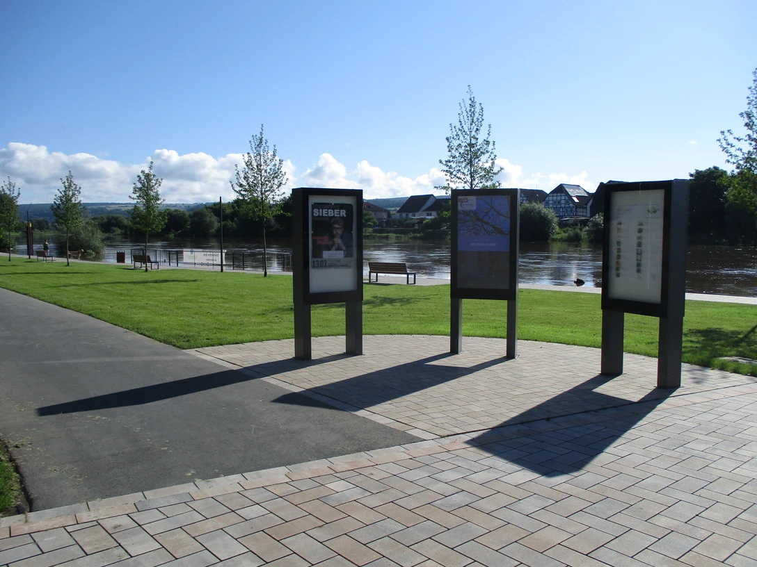 Weserpromenade mit Info-Stelen, Sitzgruppen und Blick auf die Weser
