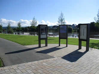Weserpromenade Beverungen Weserpromenade mit Info-Stelen, Sitzgruppen und Blick auf die Weser