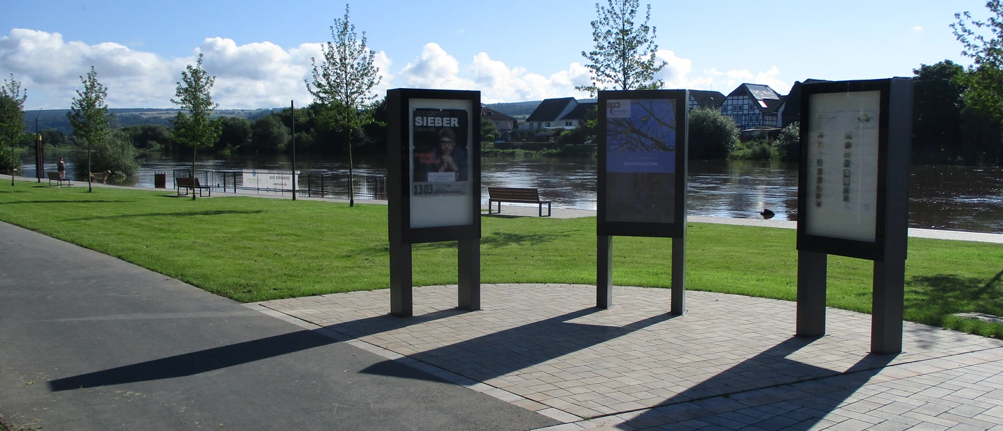 Weserpromenade Beverungen Weserpromenade mit Info-Stelen, Sitzgruppen und Blick auf die Weser