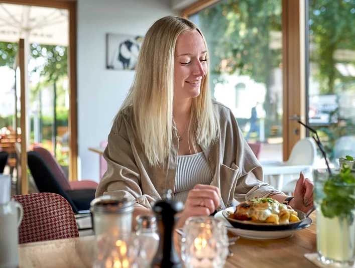Marktpirat in Heide Marktpirat in Heide, junge Frau sitzt am Tisch
